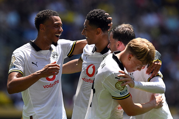 Sundowns sorprende, pero Borussia gana en un partido de siete goles