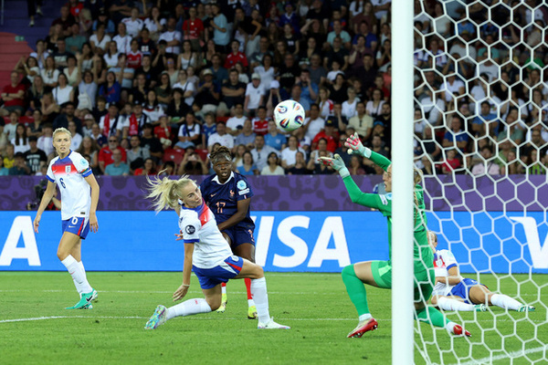 Francia se impone ante Inglaterra en el arranque de la Euro Femenina 2025
